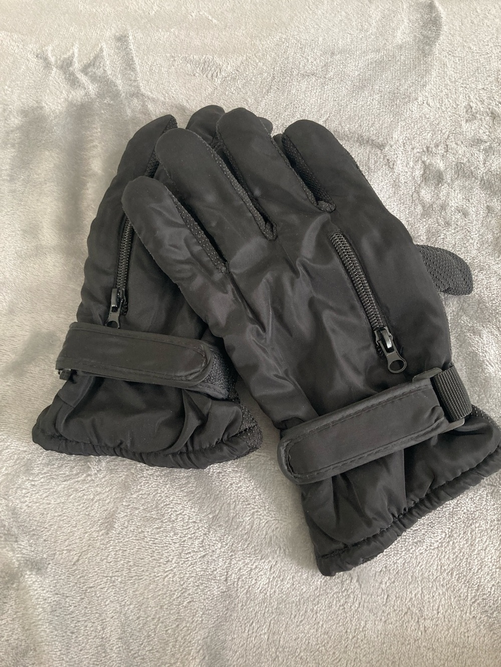 Men and women’s snow gloves